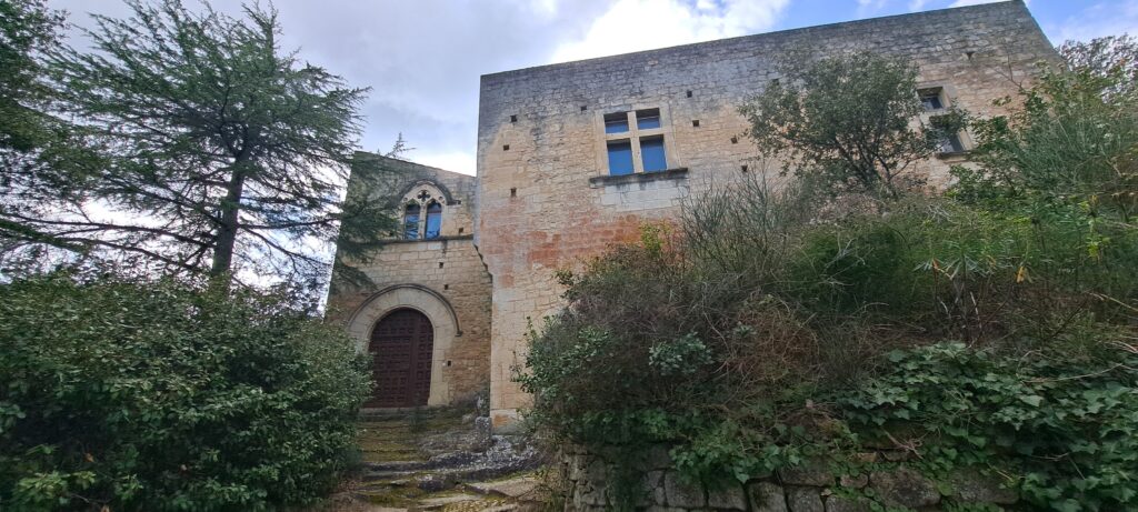 Ancienne demeure restaurée à Oppède-le-Vieux ayant gardé sa fenêtre gothique géminée, découverte lors d'une promenade depuis L'Oustau dei Aucèus