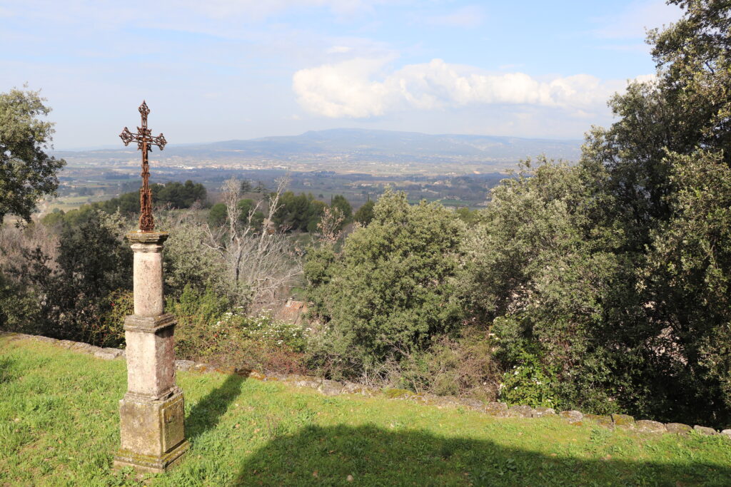 Panorama depuis Oppède-le-Vieux sur la vallée du Calavon et les Monts de Vaucluse, destination d'une balade et découverte depuis l'Oustau dei Aucèus