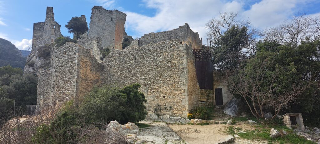 Château d'Oppède-le-Vieux, vestiges d'un village à découvrir depuis Saint-Rémy-de-Provence