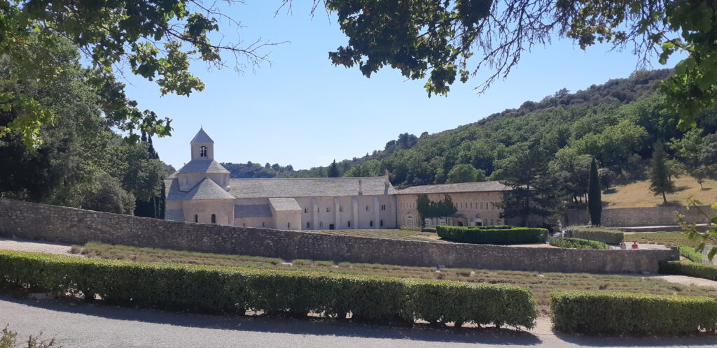 L’abbaye Notre-Dame de Sénanque, monastère cistercien niché dans un vallon près de Gordes, se découvre à environ 50 min de L’Oustau dei Aucèus à Saint-Rémy-de-Provence.