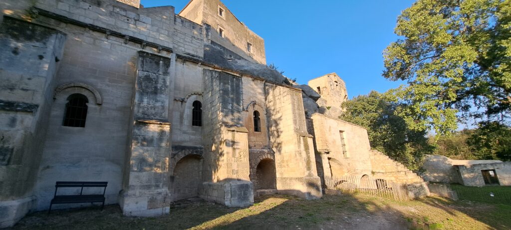L'entrée de l'ermitage Saint-Pierre de l'Abbaye de Montmajour, chapelle rupestre intégrée à la falaise rocheuse (à l'origine du site religieux) sous les constructions successives de l'abbaye. Une destination à découvrir lors d'une balade durant votre séjour près de Saint-Rémy-de-Provence.