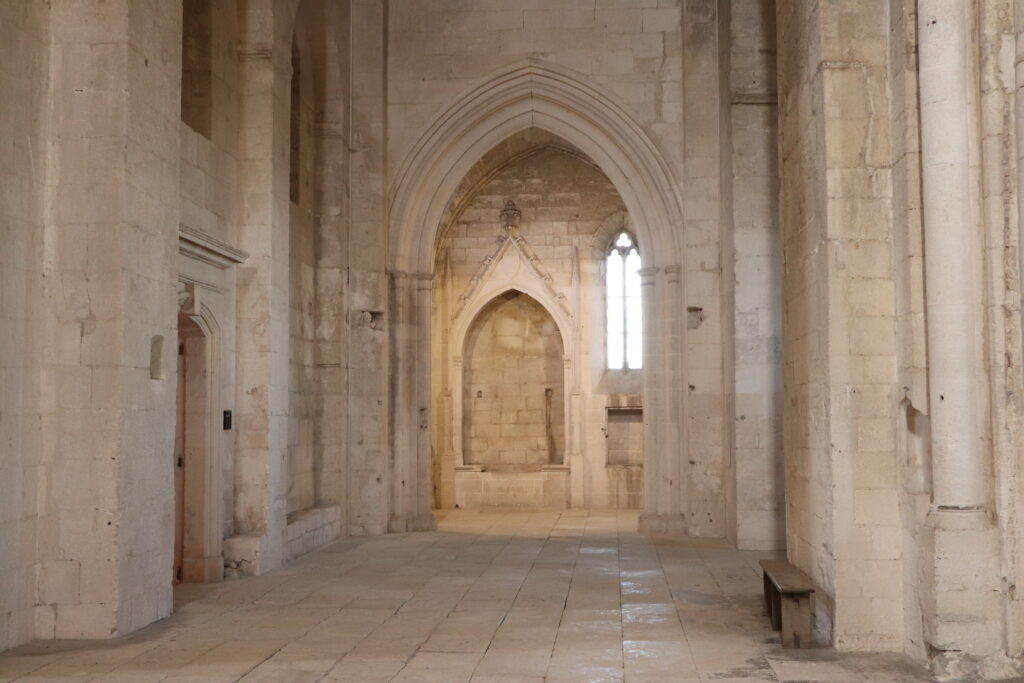 Chapelle Notre-Dame-la-Blanche dans le transept nord de l'abbatiale de Montmajour, avec son architecture gothique, son arc brisé et l'un de ses deux enfeus. À proximité de votre gîte de vacances, une exploration du passé médiéval de la région.