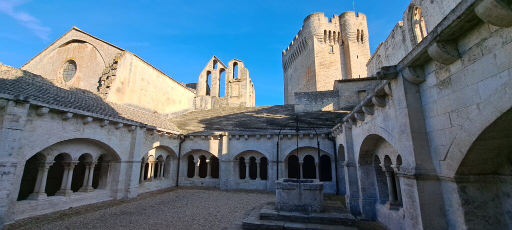 Le cloître médiéval de l'Abbaye de Montmajour, cœur de la vie communautaire des moines, adossé à l'Abbatiale Notre-Dame inachevée, avec ses galeries à arcades, ses colonnes et chapiteaux sculptés.