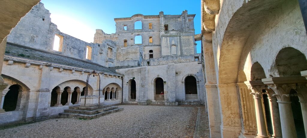 Le cloître médiéval du XIIe siècle de l'Abbaye de Montmajour, enchâssé par la construction du monastère Saint-Maur du XVIIIe siècle dans sa partie Ouest, avec le vestige de l'ancien dortoir au Sud.