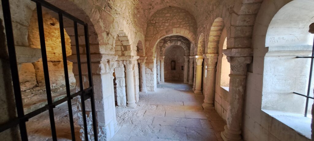 Seconde chapelle préromane de l’ermitage Saint-Pierre de l’Abbaye de Montmajour, ajoutée en appentis à la chapelle originelle creusée dans le rocher au milieu du XIe siècle, avec sa voûte de blocage et ses chapiteaux.